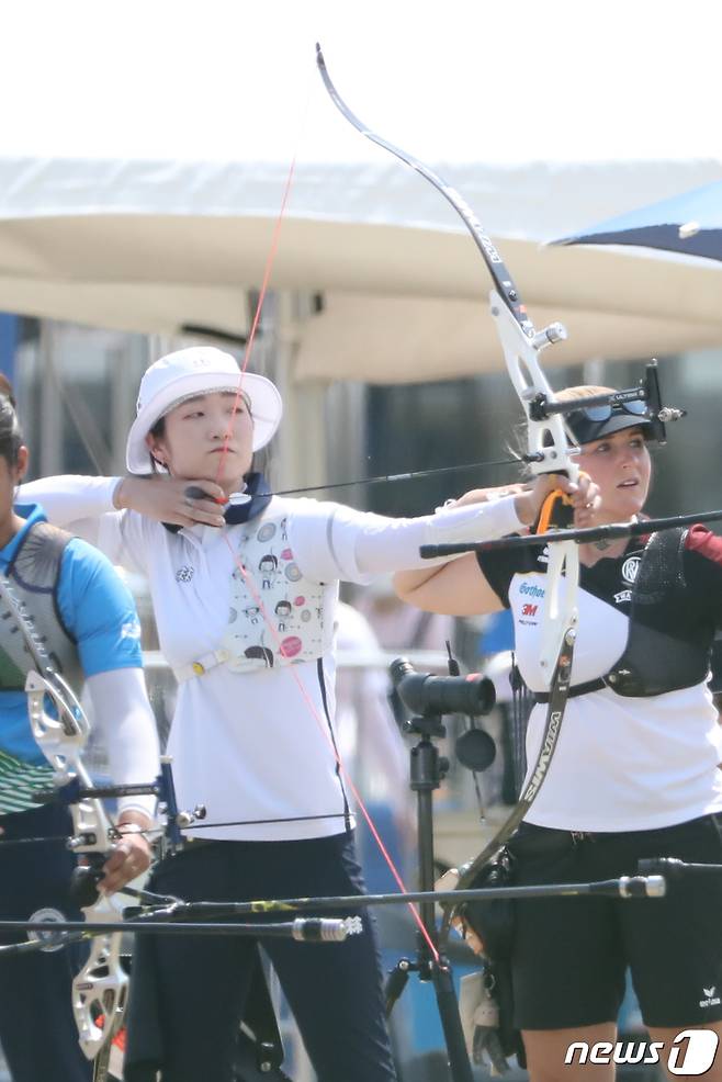 대한민국 양궁 국가대표 최미선이 18일 오후 광주국제양궁장에서 열린 '2022 현대양궁월드컵' 리커브 70m 예선에서 활시위를 당기고 있다. 2022.5.18/뉴스1 © News1 황기선 기자