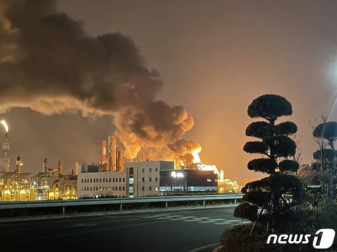 19일 오후 9시께 울산 울주군 온산읍 에쓰오일 울산공장서 폭발사고가 발생했다.© 뉴스1