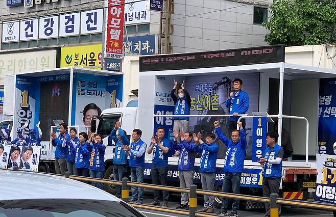 나소열 더불어민주당 후보가 보령 중앙시장 부근에서 유세차량에 올라 지지를 호소하고 있다.(나소열 선거캠프 제공)© 뉴스1