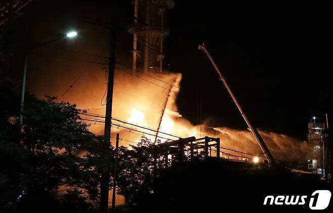 19일 오후 8시 51분께 울산시 남구 온산공단 S-OIL(에쓰오일) 공장에서 폭발·화재 사고가 발생해 불길이 치솟고 있다. 소방당국은 대응 1단계를 발령해 진화 작업을 벌이고 있다. 2022.5.19/뉴스1 © News1 조민주 기자