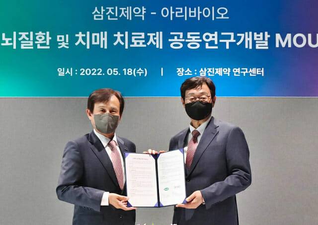 최용주 삼진제약 대표(좌)와 정재준 아리바이오 대표이사가 연구개발 협약을 체결하고 있다.(제공=삼진제약)