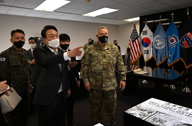 윤석열 대통령 당선인이 지난달 7일 오전 경기도 평택 주한미군 평택기지인 '캠프 험프리스'를 방문, 폴 러캐머라 주한미군사령관 겸 한미연합사령관(오른쪽), 김승겸 연합사 부사령관 등과 대화하고 있다./당선인 대변인실