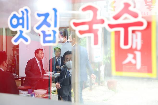 윤석열 대통령이 19일 오후 용산 대통령실 청사 인근 식당에서 오찬을 하고 있다/뉴스1