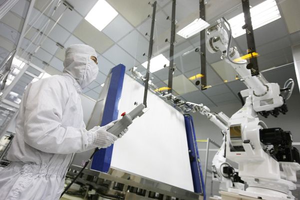 LG디스플레이 파주 공장 LCD 생산라인에서 직원들이 유리기판을 검사하고 있다./ LG디스플레이 제공