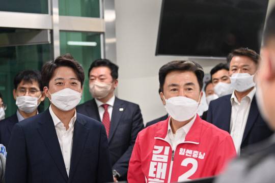 김태흠 국민의힘 충남지사 후보도 충남 탈환을 위해 본격적인 선거운동에 나섰다. 김 후보는 이날 0시 첫 일정으로 이준석 국민의힘 대표와 함께 신불당 거리인사를 진행했다. 사진=김태흠 캠프 제공