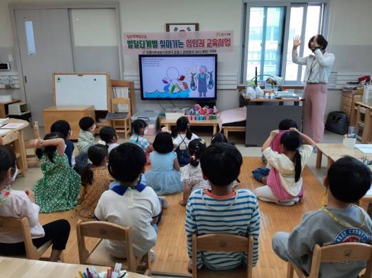 신관유치원(원장 백연실)은 전체 유아를 대상으로 로뎀나무상담지원센터의 전문강사가 '발달단계별 찾아가는 성인권 교육사업'으로 큰 웃음을 주는 알차고 귀한 성교육 시간이 됐다. 사진=신관유치원 제공