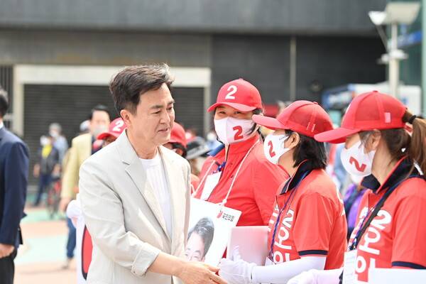 19일 김태흠 국민의힘 충남도지사 후보를 비롯한 충남지역 지방선거 후보자들이 현충사를 찾아 참배한 후 지방선거 출정식을 개최했다. 사진=김태흠 캠프 제공