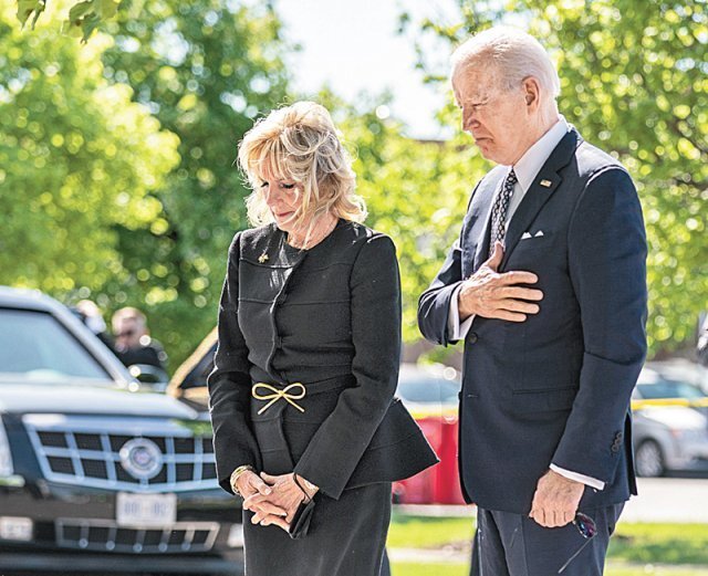 17일 조 바이든 미국 대통령(오른쪽)과 부인 질 여사가 사흘 전 흑인을 대상으로 한 총격 사건이 발생한 뉴욕주 버펄로의 범행 장소 인근에서 희생자들을 추모하고 있다. 버펄로=AP 뉴시스