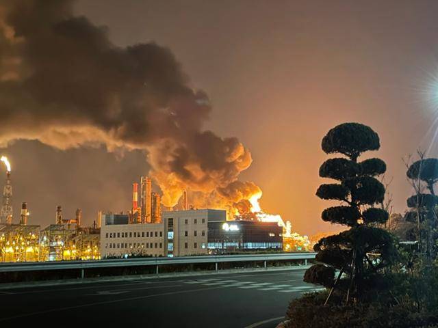 19일 오후 8시 51분쯤 울산 온산공단 에쓰오일 공장에서 폭발사고가 발생했다. 독자 제공