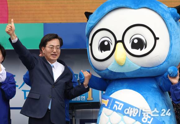 김동연 더불어민주당 경기지사 후보가 19일 오전 경기 수원시 지동시장 입구에서 열린 더불어민주당 경기도지사 후보 유세단 출정식에서 지지를 호소하고 있다. [사진=국회사진취재단]
