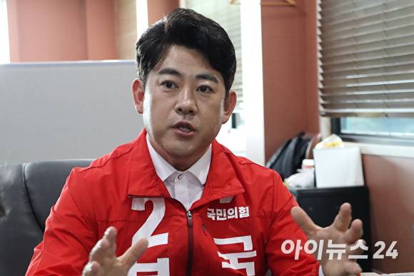 19일 제주프레스센터에서 열린 제주중앙언론기자협회 공동인터뷰 중 부상일 국민의힘 후보가 기자의 질문에 답하고 있다 [사진=최익수 기자]