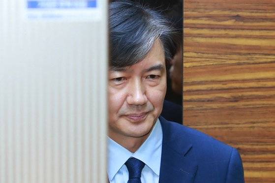 조국 당시 법무부 장관 후보자가 지난 2019년 인사청문회 준비단에 도착해 입장을 밝힌 뒤 엘리베이터에 탔다. 곤혹스런 표정을 짓다 엘리베이터 문이 닫히자마자 혼자 미소짓는 게 우연히 포착됐다. [중앙포토]