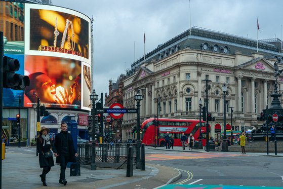 런던 최대의 번화가인 피카딜리 서커스. 영국은 지난 1월 마스크 의무를 해제했다.
