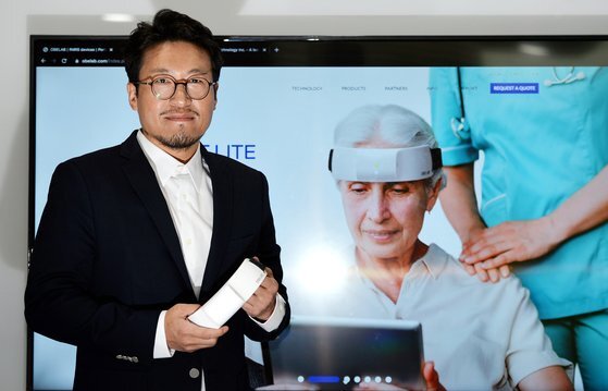 배현민 KAIST 전자공학과 교수가 19일 대전 KAIST 본원 연구실에서 2013년 창업한 세번째 스타트업 오비이랩의 주력 제품 ‘실시간 휴대용 고해상도 근적외선 뇌 영상장치’를 들고 설명하고 있다. 프리랜서 김성태