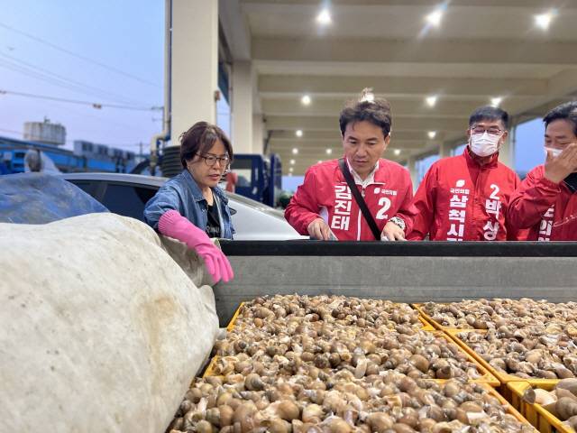 ▲ 국민의힘 김진태 강원도지사후보가 18일 삼척 정라항 어판장에서 어민들과 이야기를 나눴다.