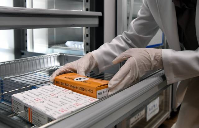 ▲ 만 5세~11세 아동을 대상으로 한 코로나19 백신 접종이 31일 시작된다. 춘천보건소 관계자가 코로나 백신을 살펴보고 있다. 김정호