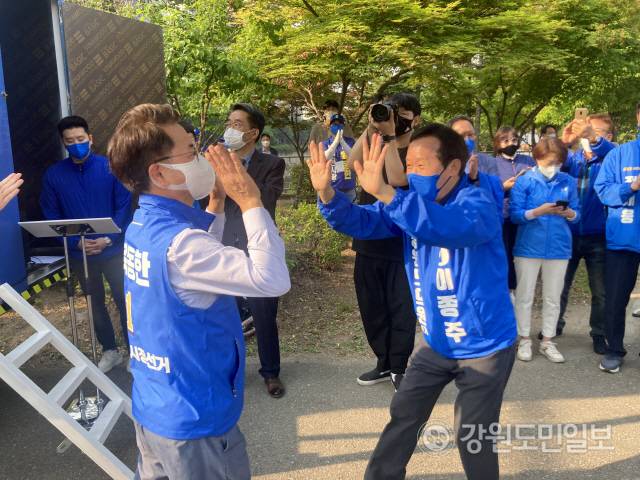 ▲ 육동한 더불어민주당 춘천시장 후보가 19일 출정식을 갖고 기초광역의원 출마자들과 함께 승리를 다짐하는 하이파이브 퍼포먼스를 갖고 있다. 이승은