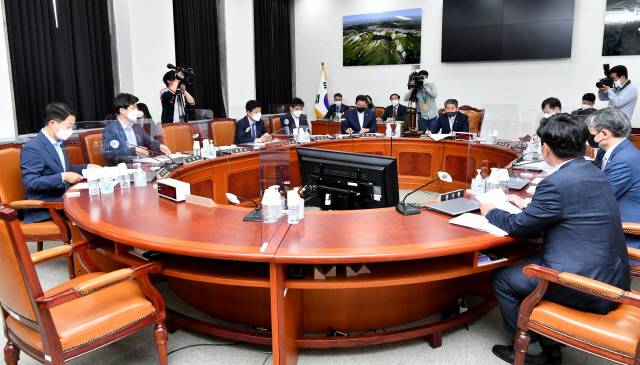 ▲ 국회 김경협 정보위원장이 19일 오전 국회에서 열린 정보위원회 전체회의를 주재하고 있다. [국회사진기자단]