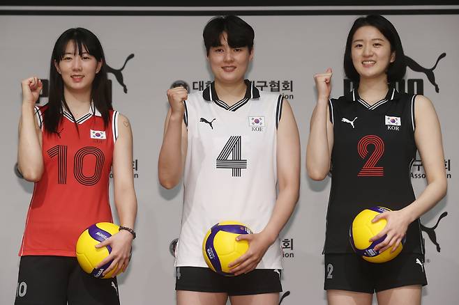 김희진(가운데) 등 여자 배구 대표팀의 주축 선수들이 국가대표 유니폼을 입고 포즈를 취하고 있다.