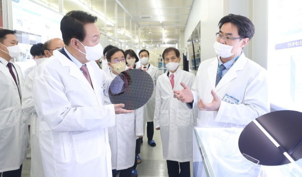 윤석열 대통령이 당선인 시절인 지난달 29일 대전 유성구 KAIST 부설 나노종합기술원을 방문해 반도체 웨이퍼를 살펴보는 모습.  /사진=뉴스1