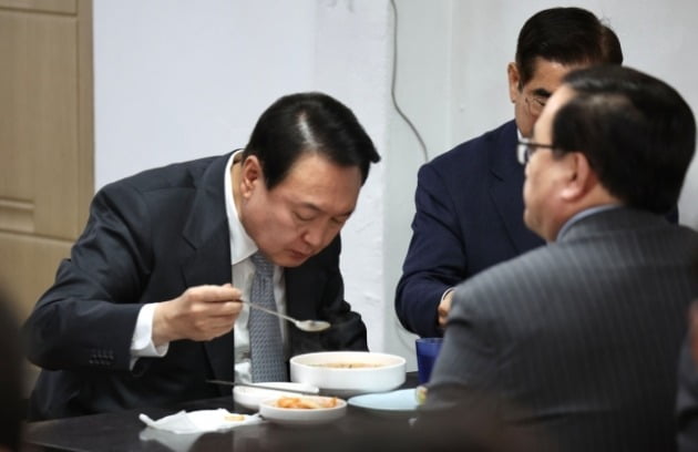 윤석열 대통령이 19일 낮 서울 용산구의 한 국숫집에서 점심을 먹고 있다. /사진=대통령실 제공