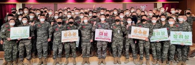 해병대 사령부 주최 '2022 해병대 창업 경진대회' 본선과 시상식이 19일 경기 화성시 덕산스포텔에서 열렸다. 본선 진출 26개 팀이 프리젠테이션 경쟁을 벌인 이날 웅성웅성팀 등 13개 팀이 최종 수상팀에 선정됐다. 엄주형 참모장(사진 가운데) 등 해병대 관계자들과 참가 장병들이 시상식을 마친 후 단상에서 기념사진을 촬영하고 있다. / 해병대 사령부 제공.