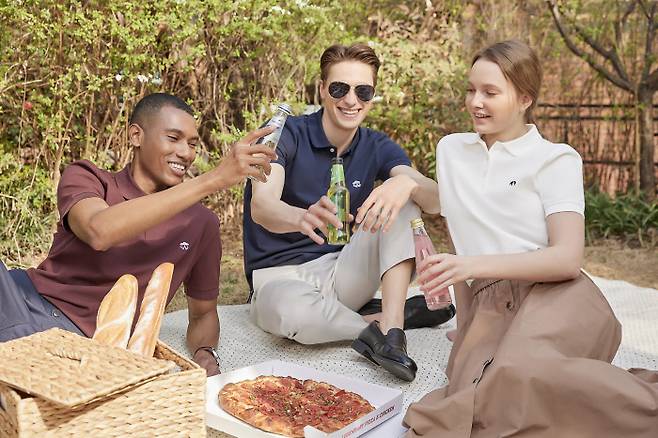 CJ온스타일은 200년 전통 미국 럭셔리 남성복 브랜드 브룩스 브라더스 여름 신상품을 잇달아 선보이고 있다.