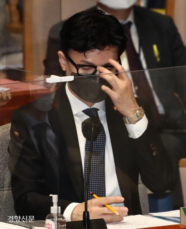 한동훈 법무부 장관이 19일 국회 예산결산특별위원회에 참석해 안경을 고쳐쓰고 있다. 국회사진기자단
