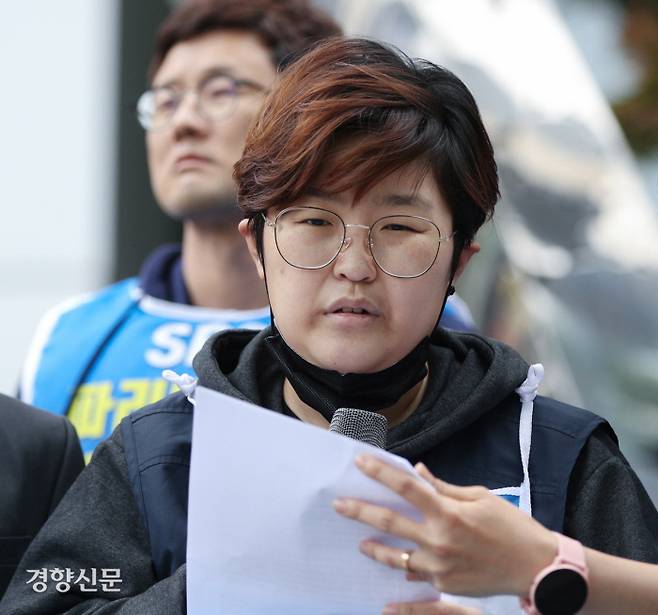 임종린 민주노총 화섬식품노조 파리바게뜨노조 지회장이 19일 서울 서초구 SPC 본사 앞에서 단식 53일 만에 중단 기자회견을 하고 있다. 성동훈 기자