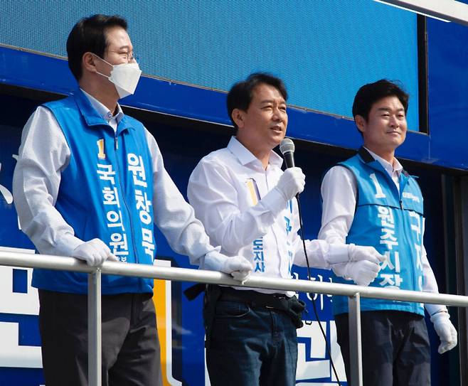 이광재 더불어민주당 강원도지사 후보(가운데)가 19일 원주의료원 사거리에서 ‘이광재 강원성공캠프’ 출정식을 연 후 유세를  벌이고 있다. 이광재 후보 캠프 제공