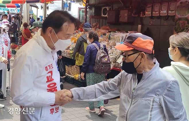 임태희 경기도교육감 후보가 19일 경기 성남시 모란시장을 찾아 시민들에게 명함을 나눠주고 있다. 김태희 기자