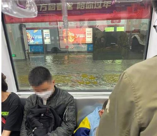 호숫물에 잠긴 중국 항저우의 한 지하철역. 연합뉴스