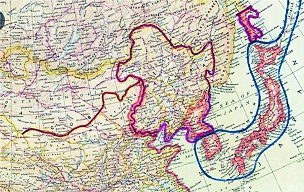 1945년 8월 10일 미국 삼부(국무부 육군부 해군부) 조정위원회가 작성한 미·소 양국의 일본군 점령을 위한 지도. 아래 사진은 1947년 5월 38선 표지판 앞에 도착한 월남 가족들 모습. 38선은 일본군 점령을 위해 만들었던 군사작전 선으로 소련에 의해 한민족을 둘로 나누는 분단선이 됐다.   미국 국립문서기록청, 뉴시스