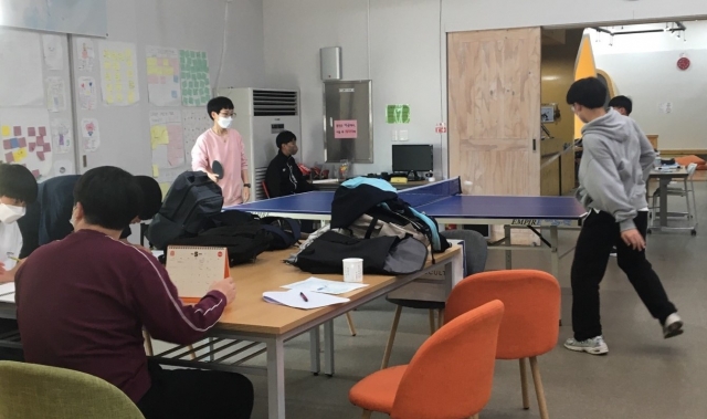 완주군 청소년센터 ‘고래’에서 중학생들이 탁구를 치거나 공부를 하고 있다. 완주군 제공