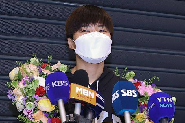 한국 여자축구 선수 최초로 잉글랜드 무대에 진출했던 지소연이 19일 오후 인천국제공항 제1여객터미널로 귀국해 취재진의 질문에 답하고 있다. 연합뉴스