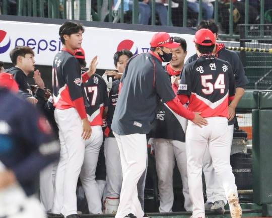 사직 롯데전에서 최연소 150승을 달성한 양현종을 선수들이 축하를 하고 있다.[연합뉴스 제공]