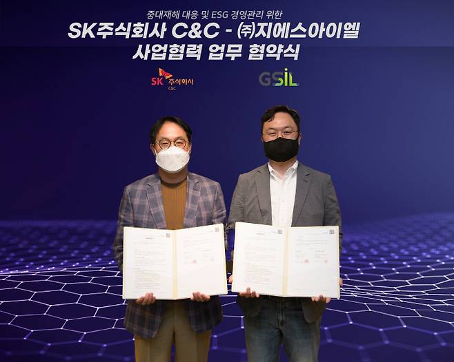 19일 SK C&C는 지에스아이엘과 'ESG 플랫폼 기반 구독형 현장 안전관리 솔루션 사업 협력 MOU'를 체결했다. 사진은 이상국 SK C&C ICT 디지털부문장(왼쪽)과 이정우 지에스아이엘 대표가 기념 촬영을 하는 모습. [사진 제공 = SK C&C]