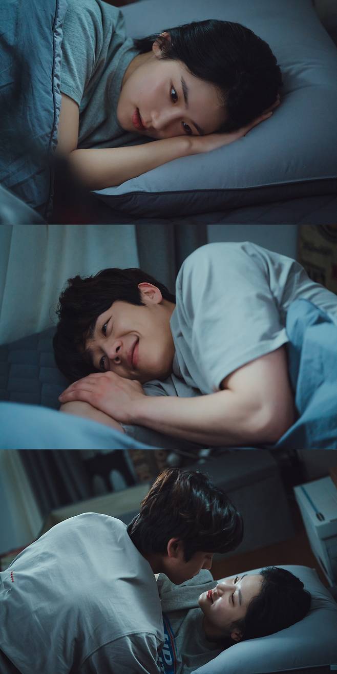 ‘너가속’ 박주현, 채종협의 애틋한 침대 위 로맨스가 예고됐다.사진=블리츠웨이스튜디오 제공