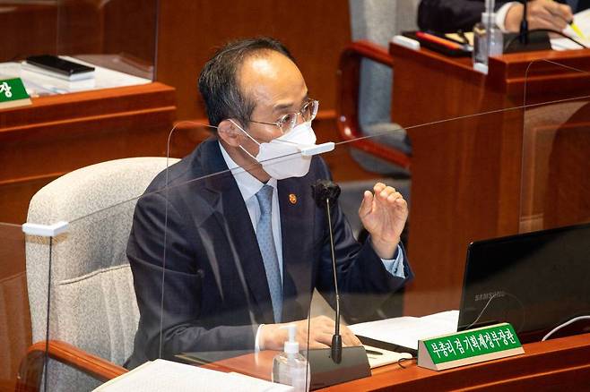 추경호 국무총리 직무대행(부총리 겸 기획재정부 장관)이 19일 서울 여의도 국회에서 열린 제397회 국회 임시회 제1차 예산결산특별위원회 전체회의에서 의원 질의에 답하고 있다. / 사진제공=뉴시스