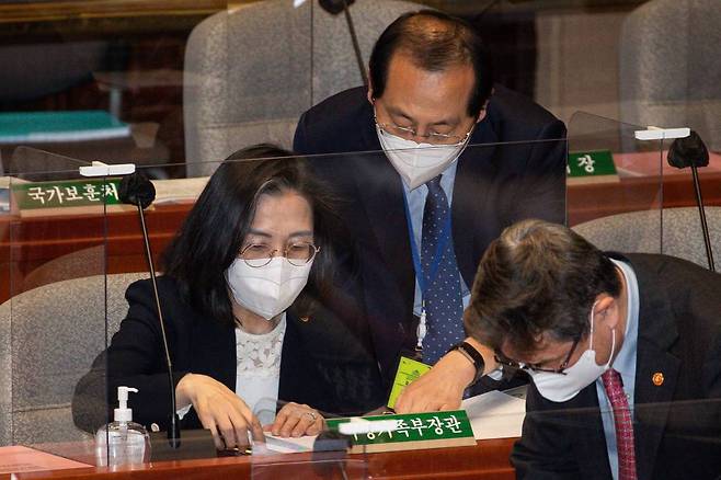 김현숙 여성가족부 장관이 19일 서울 여의도 국회에서 열린 제397회 국회 임시회 제1차 예산결산특별위원회 전체회의에 출석해 자료를 살피고 있다. / 사진제공=뉴시스