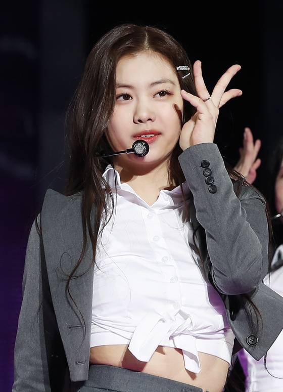 (서울=뉴스1) 권현진 기자 = 하이브 최초 걸그룹 르세라핌(LE SSERAFIM) 김가람이 2일 서울 중구 장충체육관에서 열린 데뷔 앨범 ‘FEARLESS’ 미디어 쇼케이스에서 신곡을 선보이고 있다. 2022.5.2/뉴스1
