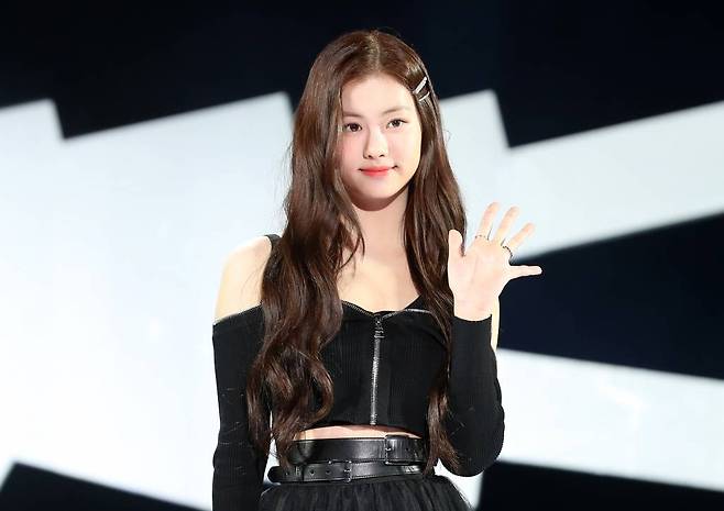 [서울=뉴시스] 이영환 기자 = 2일 오후 서울 중구 장충체육관에서 열린 그룹 르세라핌(LE SSERAFIM) 데뷔 앨범 'FEARLESS' 발매 기념 쇼케이스에서 멤버 김가람이 포즈를 취하고 있다. 2022.05.02.