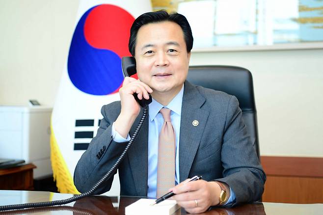 조현동 외교부 1차관이 18일 웬디 셔먼 미국 국무부 부장관과 전화통화를 하고 있다. [외교부 제공]