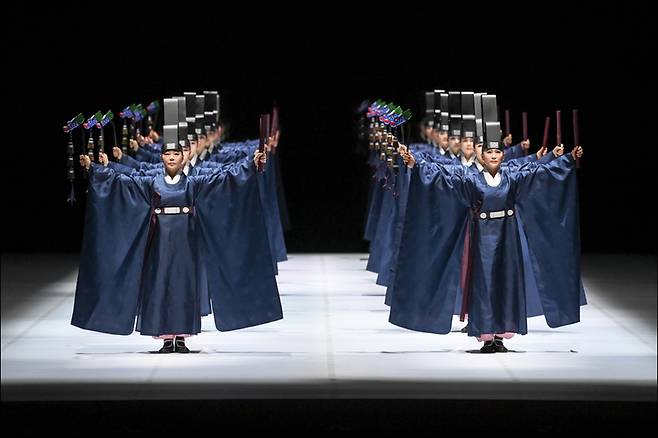 [서울=뉴시스]지난 18일 세종문화회관 대극장에서 열린 프레스콜에서 선보인 서울시무용단 '일무' 1막 공연 장면. (사진=세종문화회관 서울시무용단 제공) 2022.05.19. photo@newsis.com  *재판매 및 DB 금지