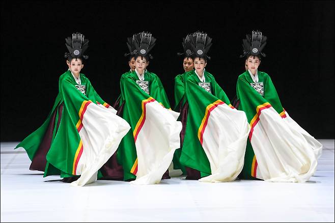 [서울=뉴시스]지난 18일 세종문화회관 대극장에서 열린 프레스콜에서 선보인 서울시무용단 '일무' 2막 공연 장면. (사진=세종문화회관 서울시무용단 제공) 2022.05.19. photo@newsis.com *재판매 및 DB 금지