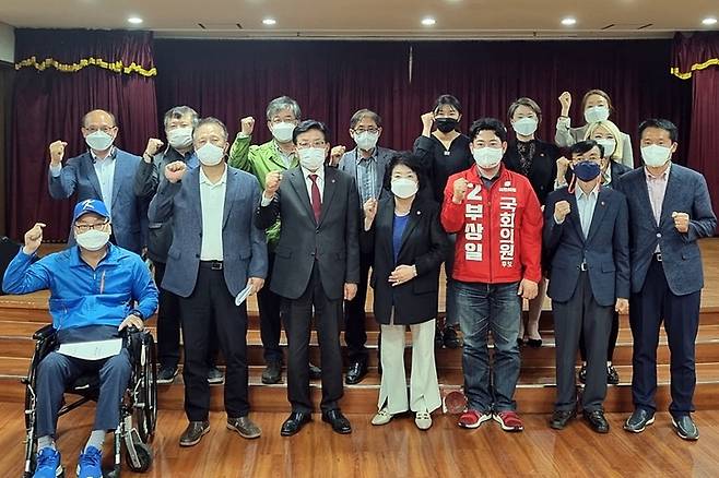 [제주=뉴시스] 지난 18일 탐라장애인복지관에서 허향진 국민의힘 제주도지사 후보와 (사)제주도장애인총연합회 관계자 등이 기념 촬영을 하고 있다. (사진=허향진 후보 선거사무소 제공) 2022.05.19. photo@newsis.com *재판매 및 DB 금지