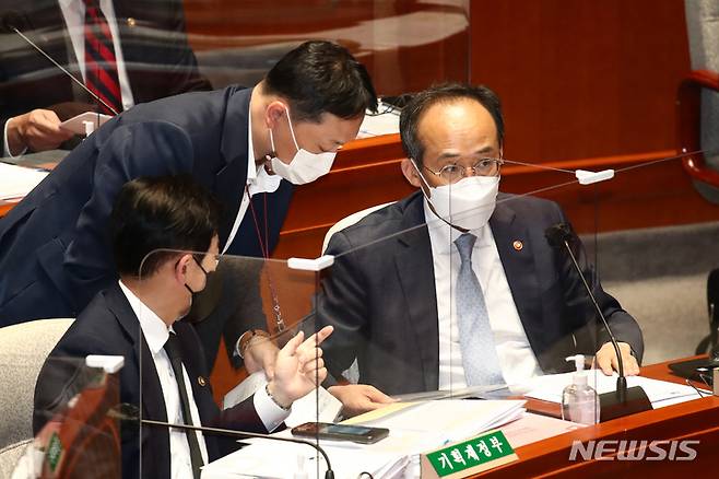 [서울=뉴시스] 고범준 기자 = 추경호 경제부총리겸 기획재정부 장관이 19일 국회에서 열린 예산결산특별위원회에 참석해 관계자들과 대화하고 있다. (공동취재사진) 2022.05.19. photo@newsis.com
