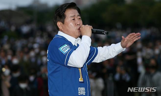 [제주=뉴시스] 양영전 기자 = 6·1 지방선거에 나서는 더불어민주당 오영훈 제주지사 후보가 19일 오후 제주시 도남동 시민복지타운 광장에서 출정식을 열고 무대에 올라 지지를 호소하는 연설을 하고 있다. 2022.05.19. 0jeoni@newsis.com