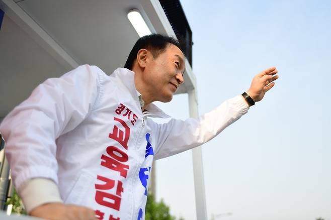 [성남=뉴시스] 공식 선거운동 첫째 날인 19일 임태희 경기도교육감 후보가 자신의 정치적 고향인 경기 성남시에서 시민들을 대상으로 유세전을 진행하면서 유권자들에게 지지를 호소하고 있다. 2022.05.19. (사진=임태희 선거캠프 제공) *재판매 및 DB 금지