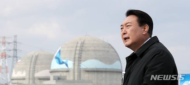 [울진=뉴시스] 전신 기자 = 윤석열 국민의힘 대선 후보가 지난해 12월29일 경북 울진 신한울 3·4호기 건설현장을 방문해 "신한울 3·4호기 건설을 즉각 재개하고 원전 수출을 통해 일자리 10만개를 창출할 것"이라고 밝히고 있다. 2021.12.29. photo1006@newsis.com